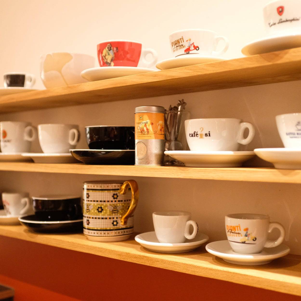 Tassenregal in Eiche massiv mit Cappuccinotassen dekoriert. 14 cm tief.
