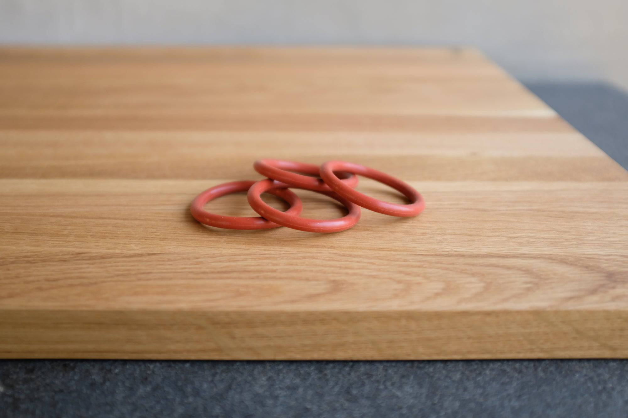 Rutschfeste Silikonringe für Ceranfeldabdeckung aus Eiche