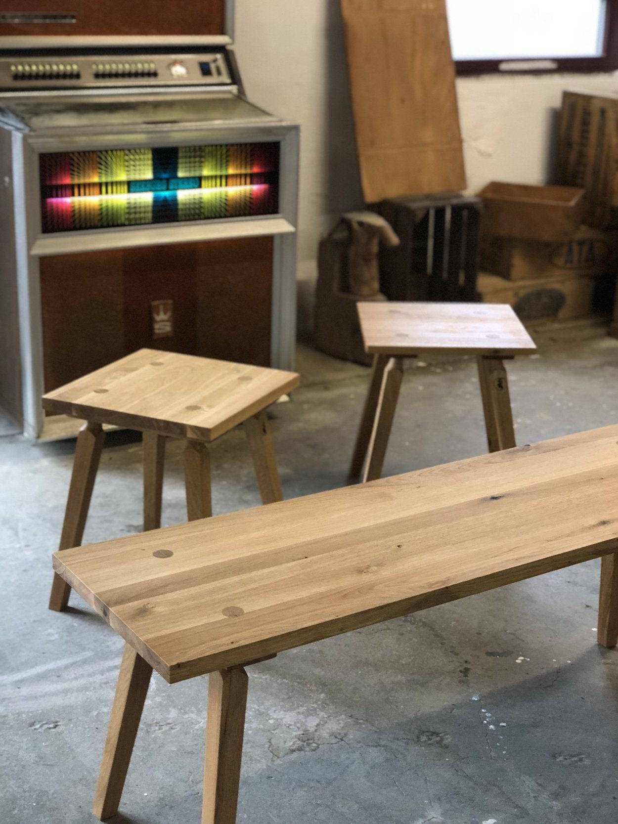 Bank aus Eiche mit zwei Hockern