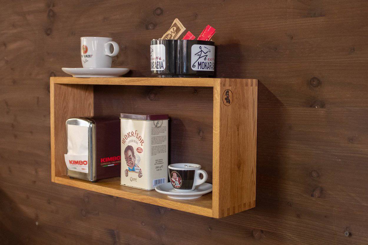 Regalsystem aus Eiche aufgehängt mit Kaffeedekoration