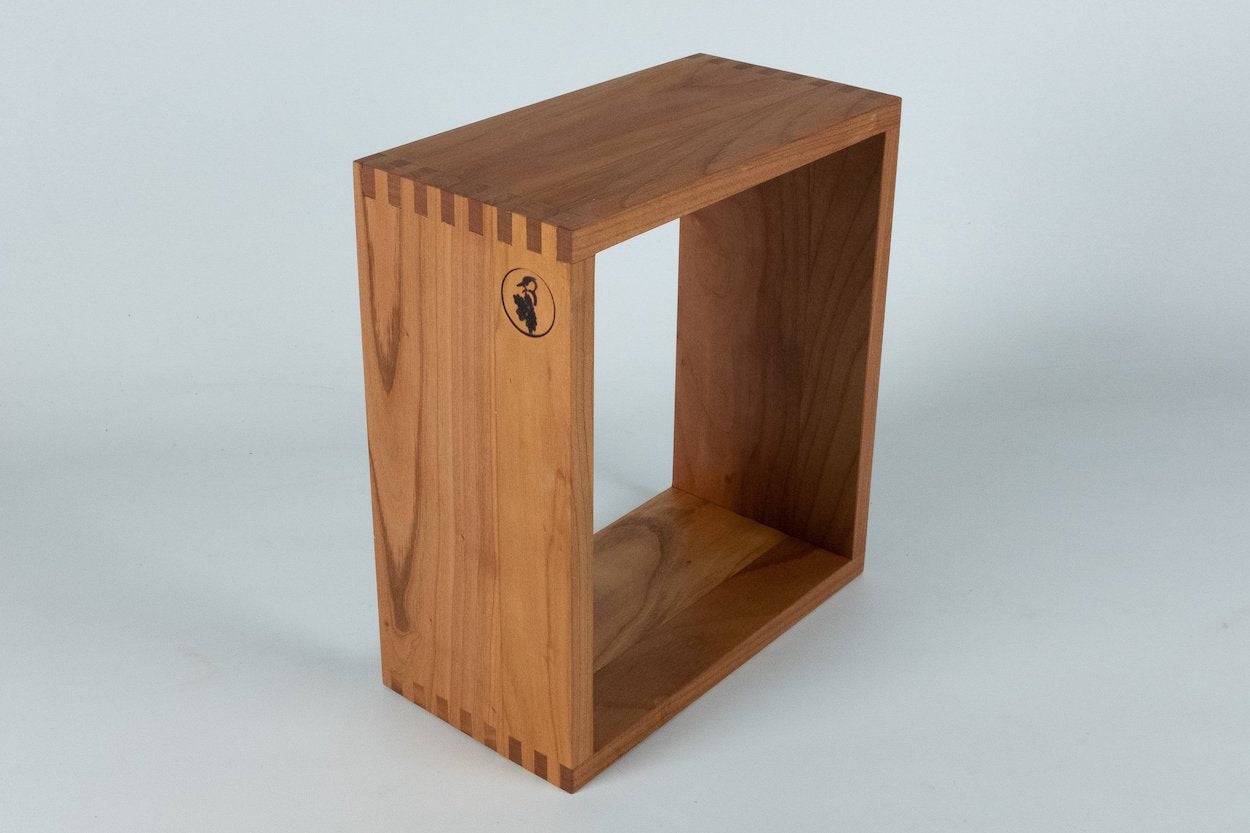 Regalwürfel aus Kirschholz