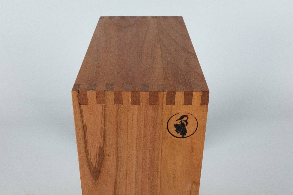 Detailansicht Kante Regalwürfel Kirsche