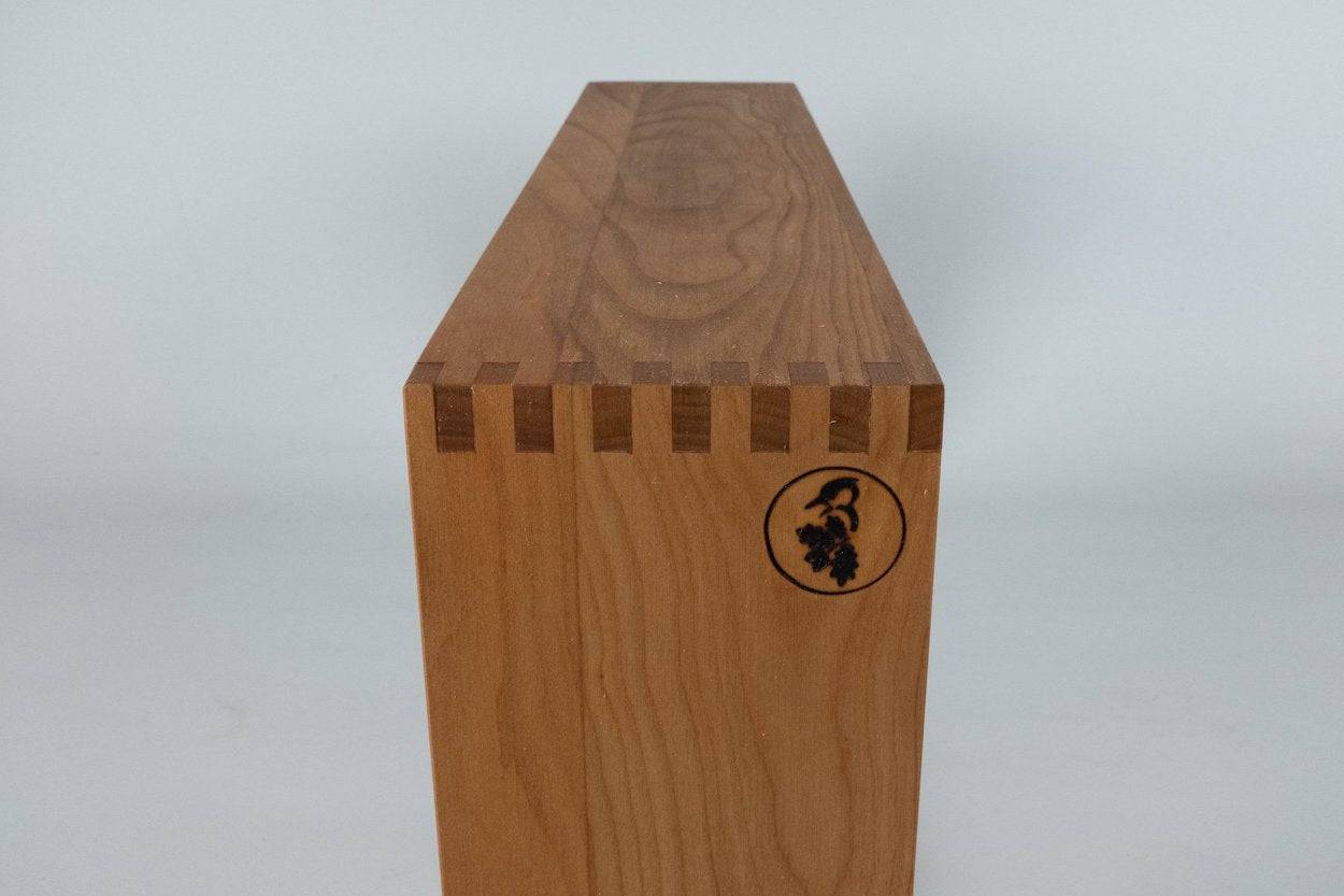 Seitenansicht Kante Regalwürfel aus Kirschholz