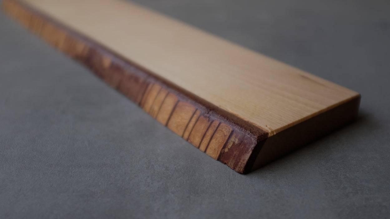 Detailansicht eines Magnetmesserhalters aus Birke.