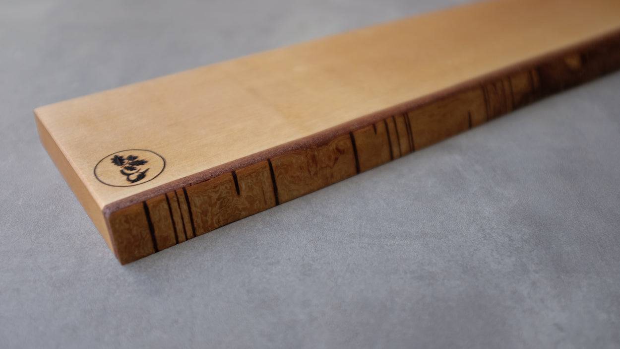 Baumkante mit Rinde. Magnetmesserhalter aus Birke.