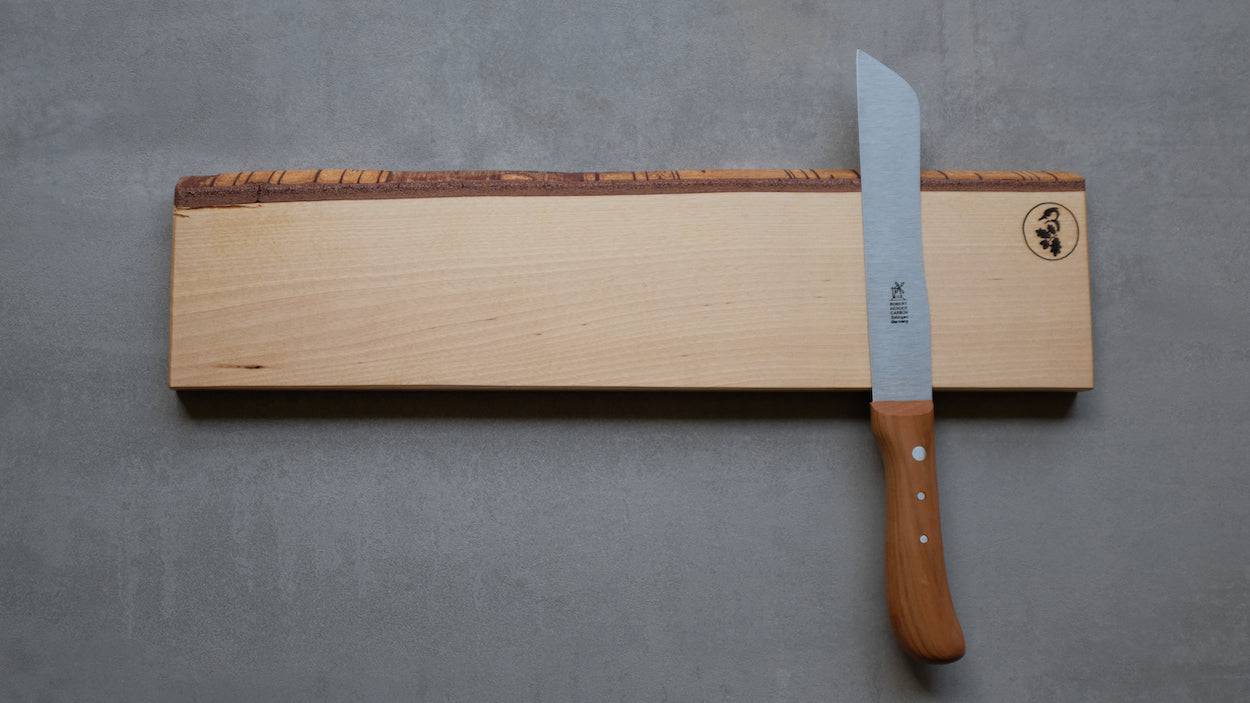 Freiform Birke Magnet Messerhalter für bis zu 8 Messer. Dekoriert mit einem Hamburger Brotmesser.