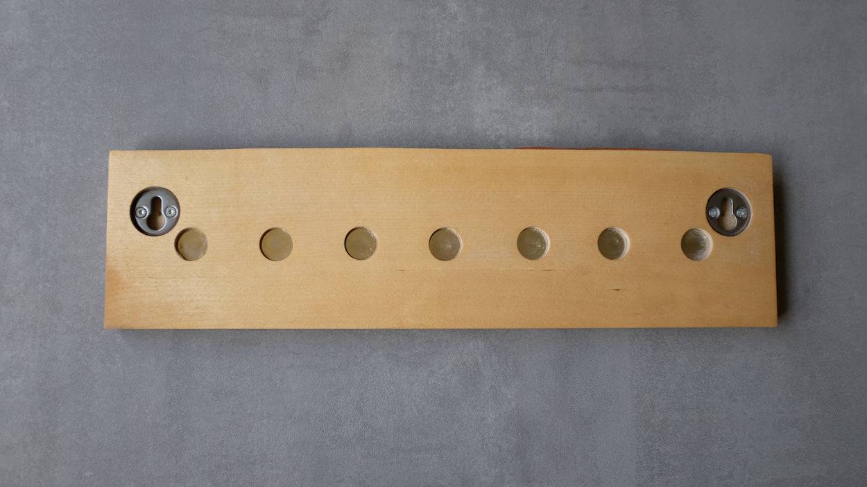 Rückansicht eines magnetischen Messerhalters aus Birke