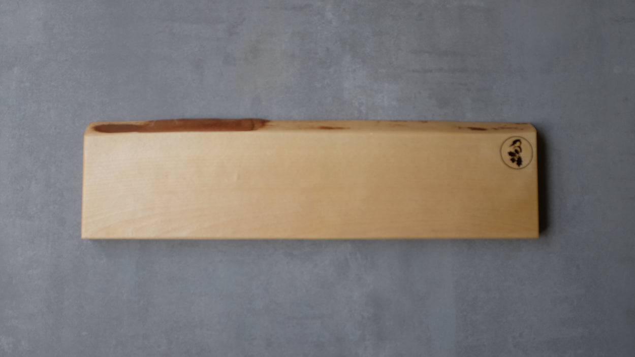 Birke mit natürlicher Baumkante. Magnetischer Messerhalter für die Wand.