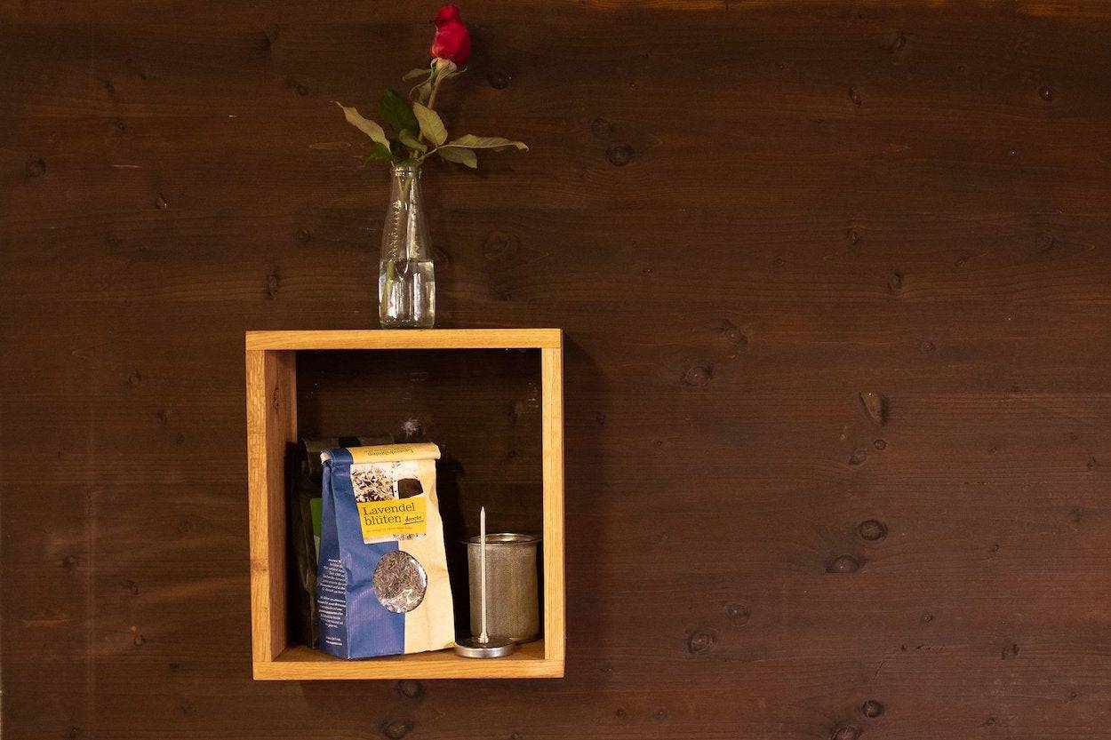Regalwürfel aus Eiche mit Blume dekoriert