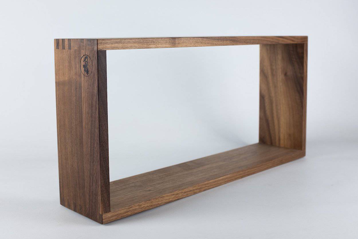 Seitenansicht Küchenregal Nussholz