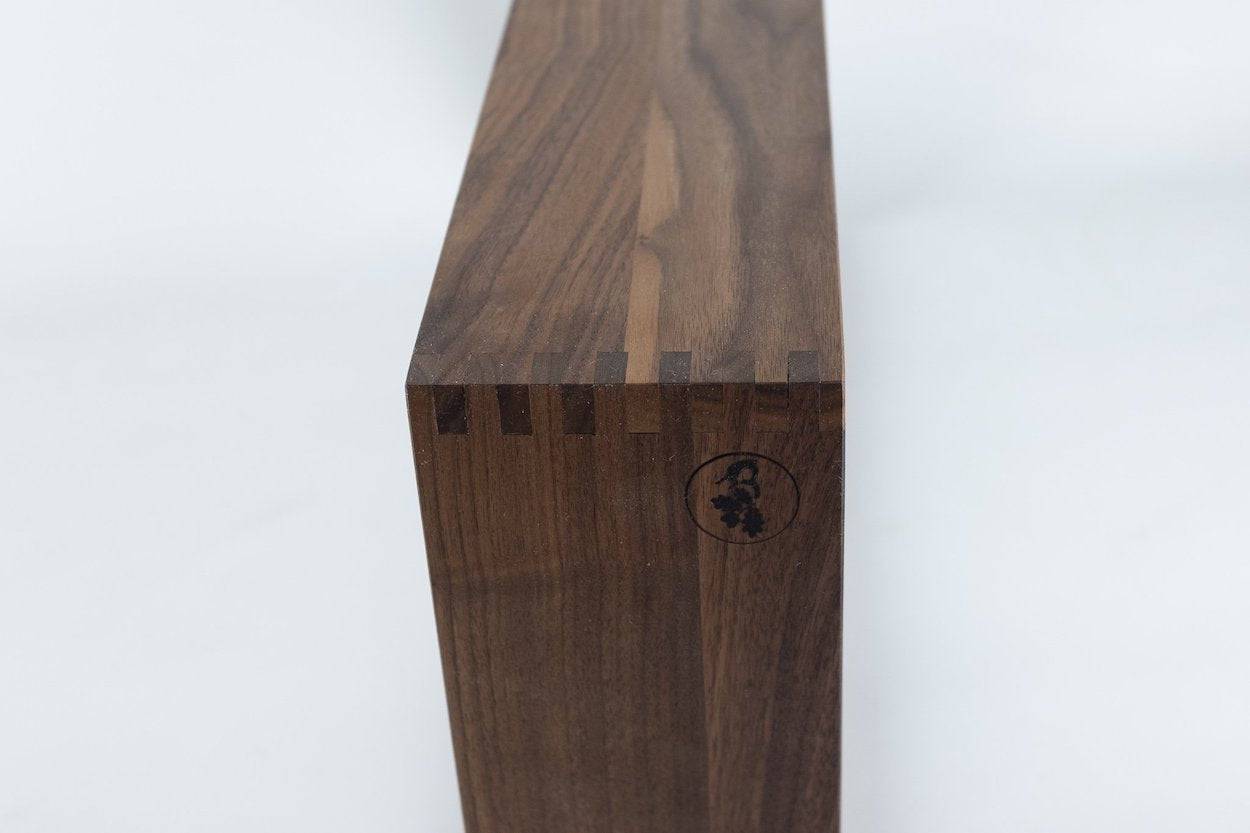 Detailansicht Kante Regal aus Nussbaum