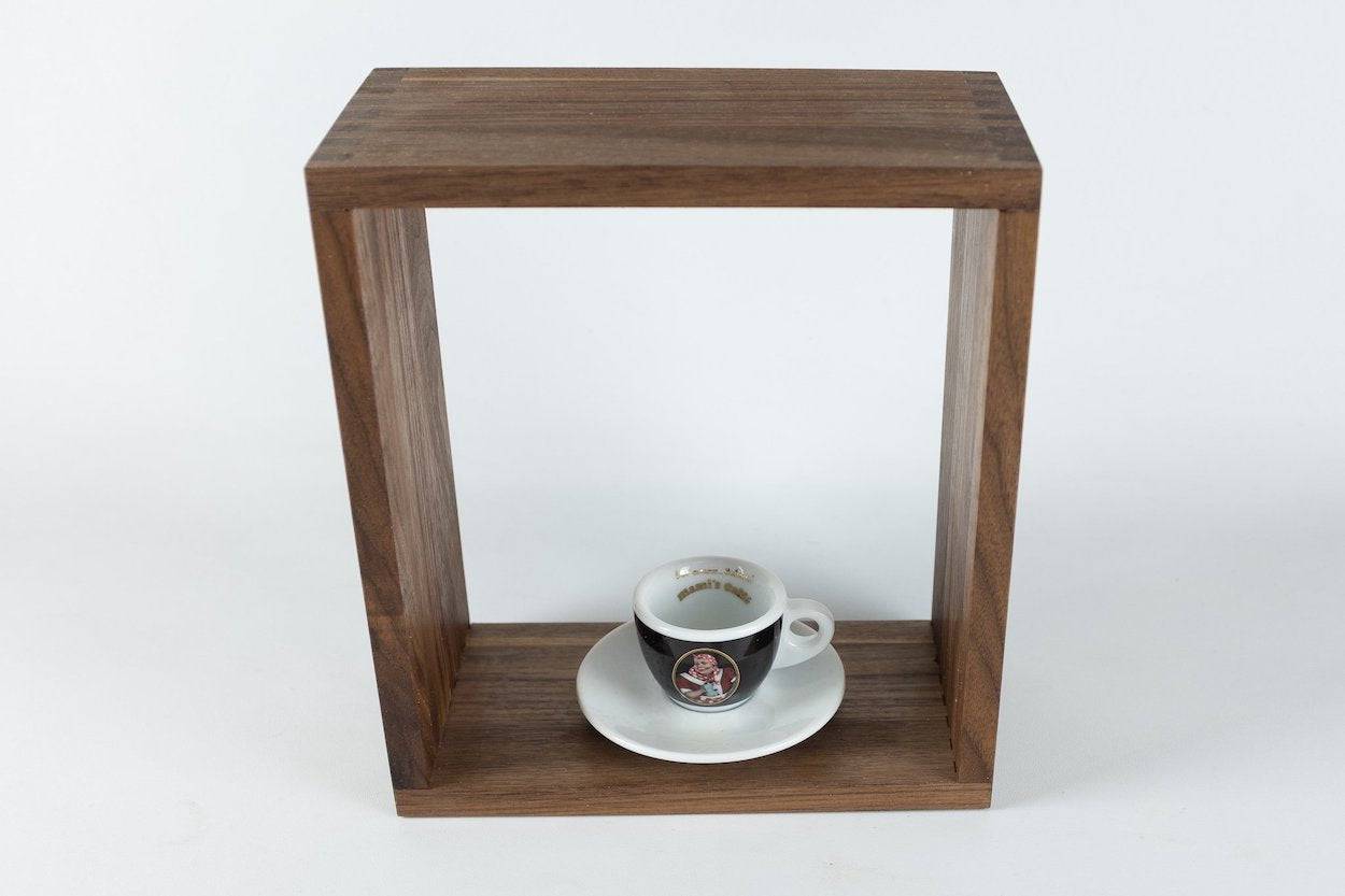 Regalwürfel aus Nussbaum mit Espressotasse