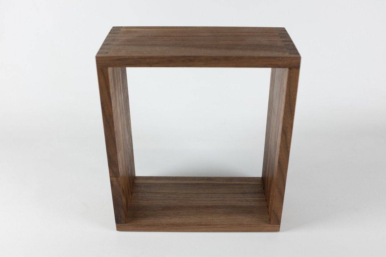 Regalsystem aus Nussholz