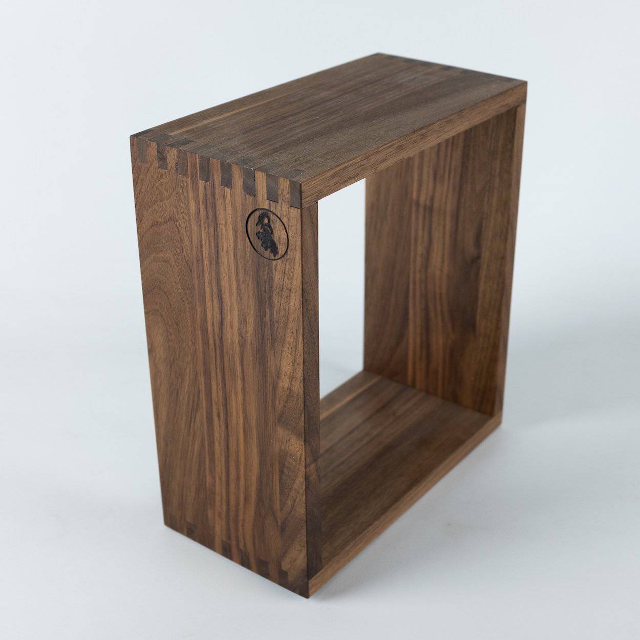 Seitenansicht Regal aus Nussholz