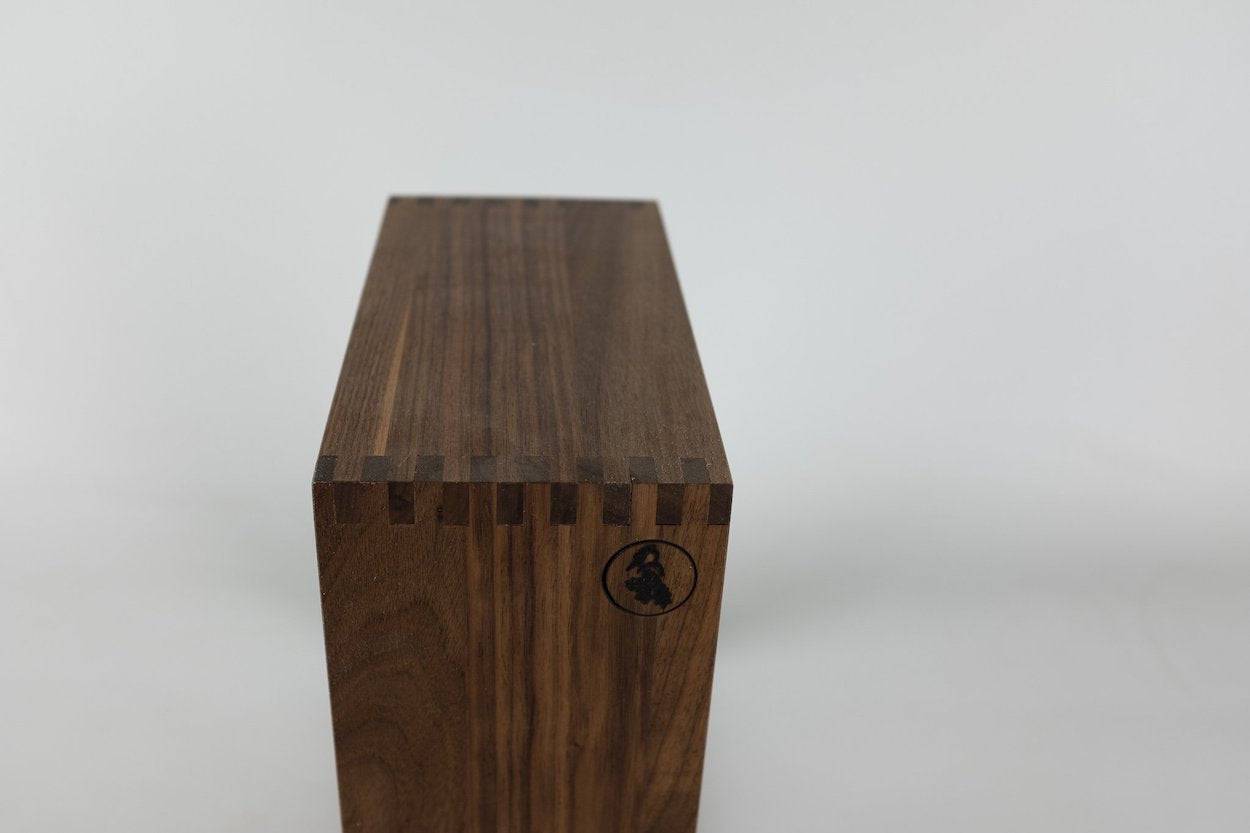 Detailansicht Kante Regalwürfel aus Nussbaum