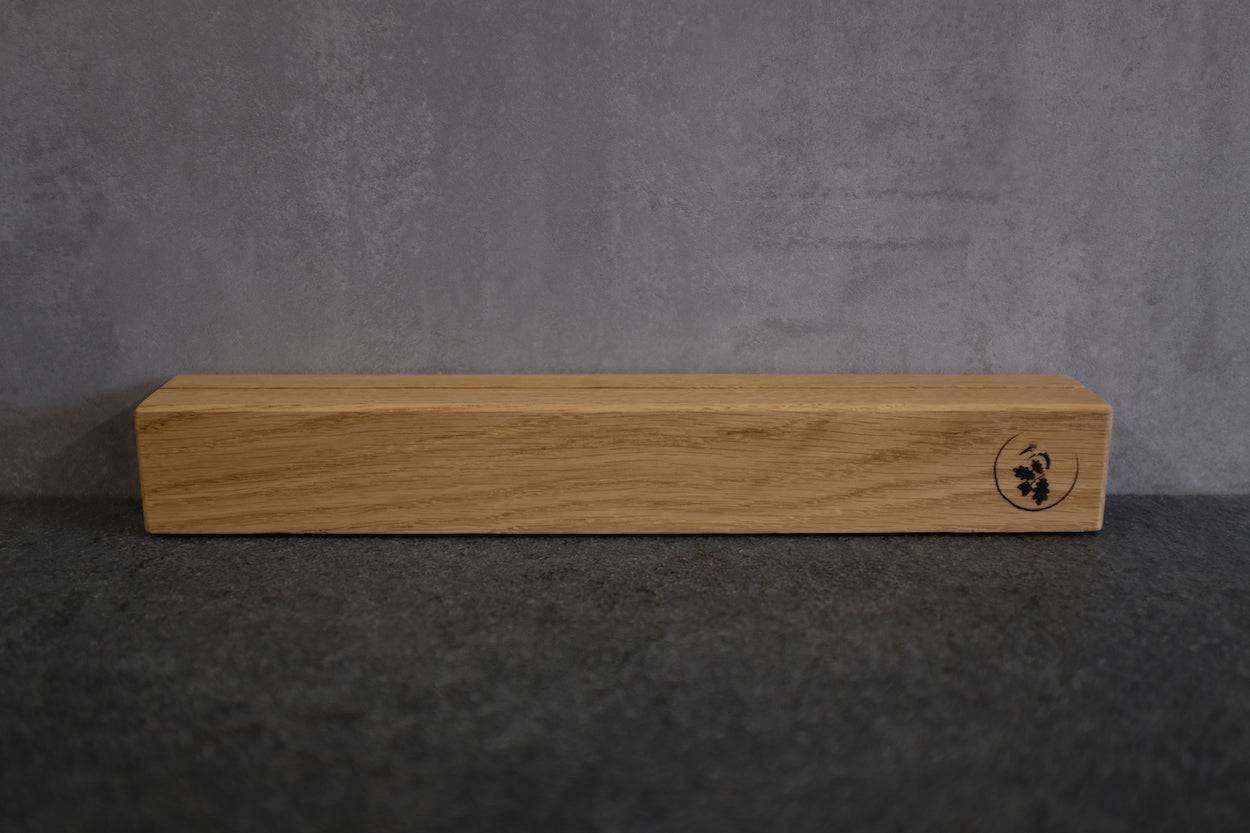 Seitenansicht des tragbaren Messerhalters aus Eiche, 33 cm lang.