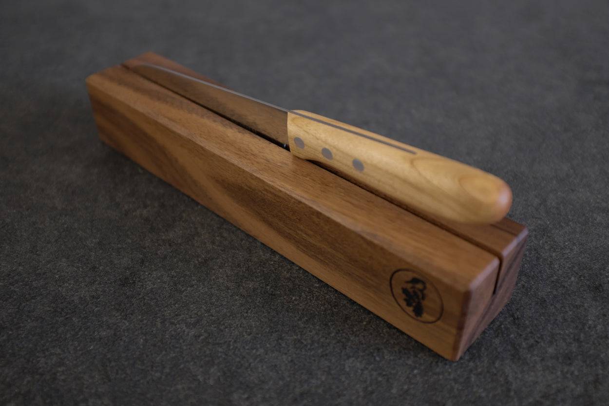 Ansicht von oben eines Messerhalters einfach aus Nussbaum. Mit einem Santoku Messer.