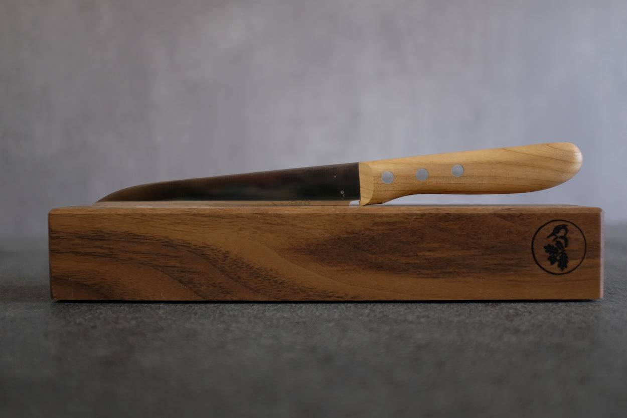 Mobiler Messerhalter aus Nussbaum mit einem Windmühlenmesser Santoku Kochmesser.