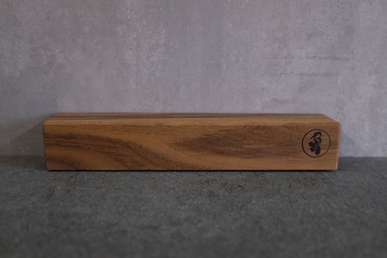 Frontalansicht eines Messerhalters aus Nussbaum.