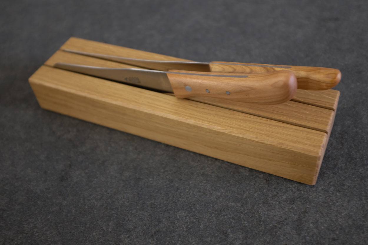 Detailansicht des tragbaren Messerhalter mit zwei Messern dekoriert.