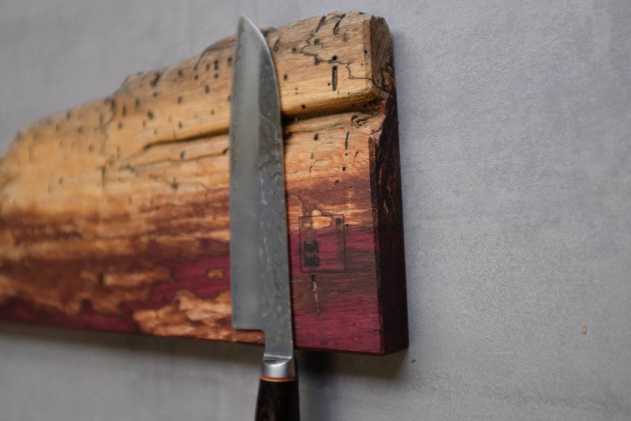 Detailbild Amaranth Messerhalter mit Küchenmesser.