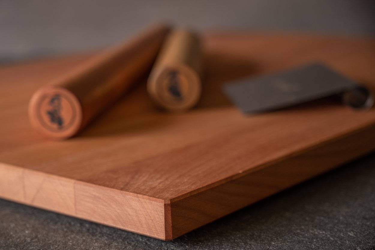 Backbrett aus Kirschbaum mit Teigrollen und Schaber