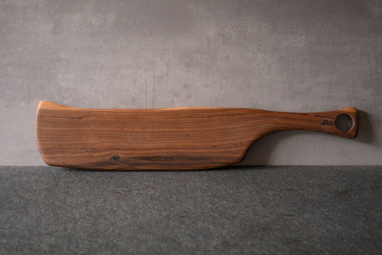 Servierbrett aus einem Stück Nussbaum beidseitig verwendbar