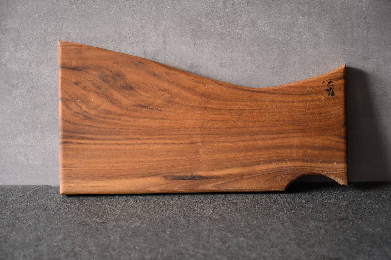 Servierbrett aus einem Stück Nussbaum