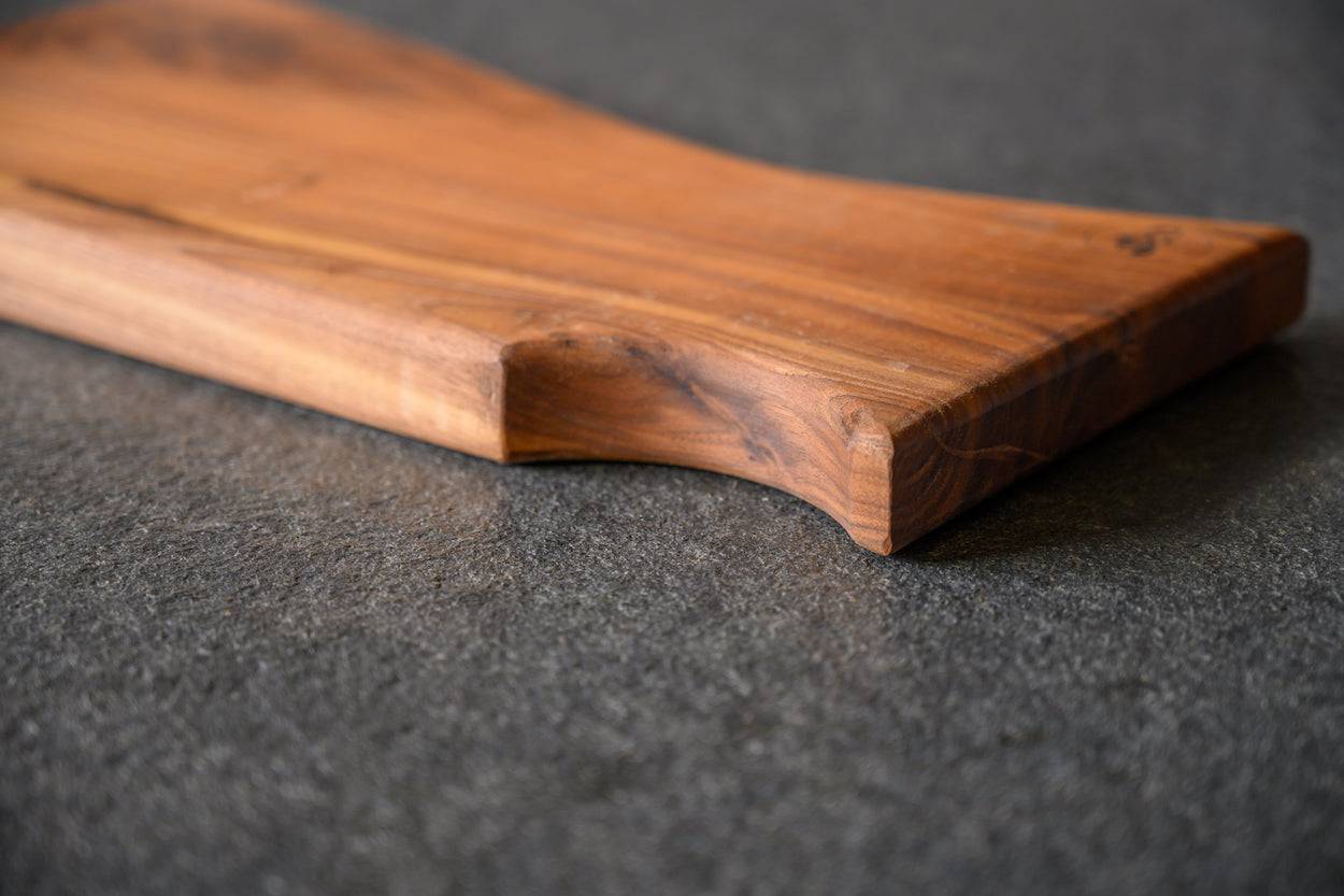 Detailansicht Freiform Schneidebrett aus einem Stück Nussbaum