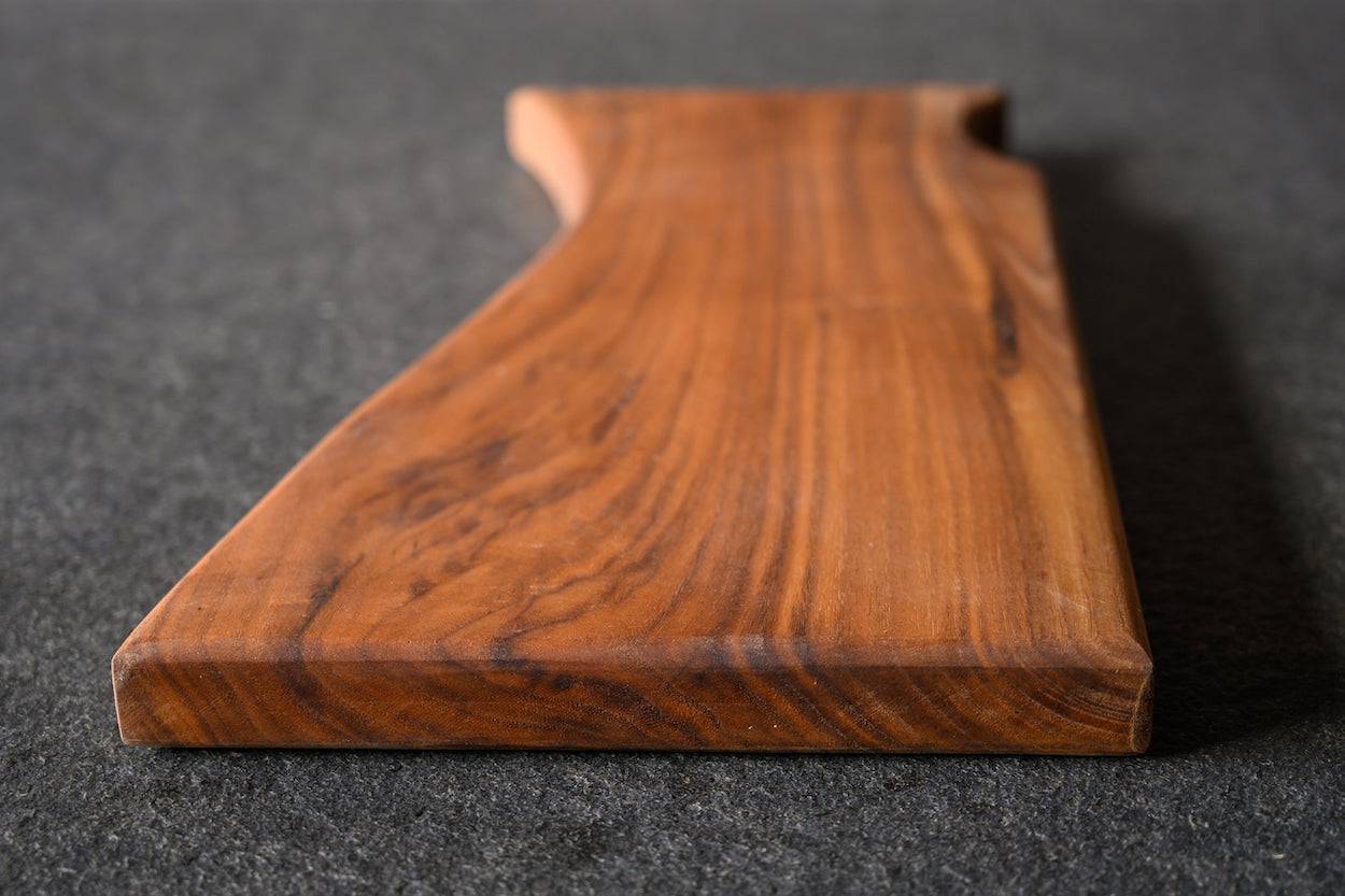Freiform Servierbrett massiv aus Nussbaumvollholz
