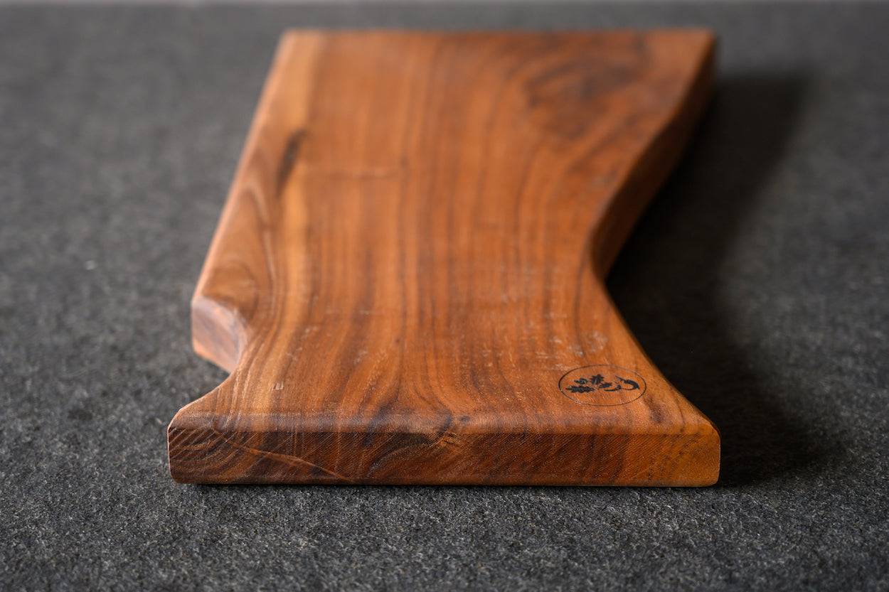 Detailansicht Maserung Schneidebrett massiv aus einem Stück Nussbaum