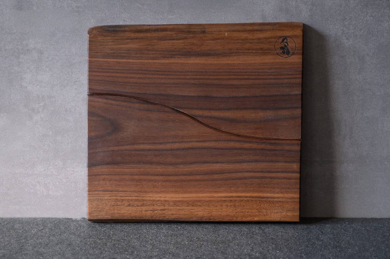 zweiteiliges Servierbrett aus einem Stück Nussbaum