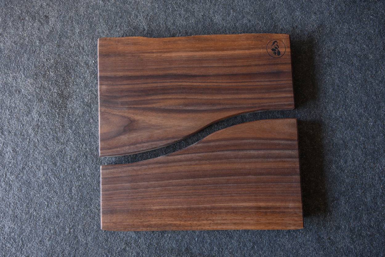 zweiteiliges Schneidebrett aus einem Stück Nussholz von oben