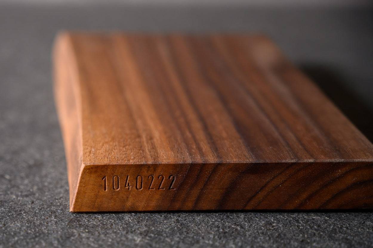 Schneidebrett massiv aus einem Stück Nussbaum mit einer Nummer versehen