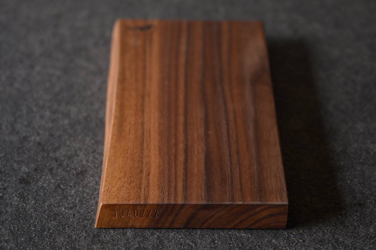 Detailansicht Maserung rechteckiges massives Schneidebrett aus einem Stück Nussholz