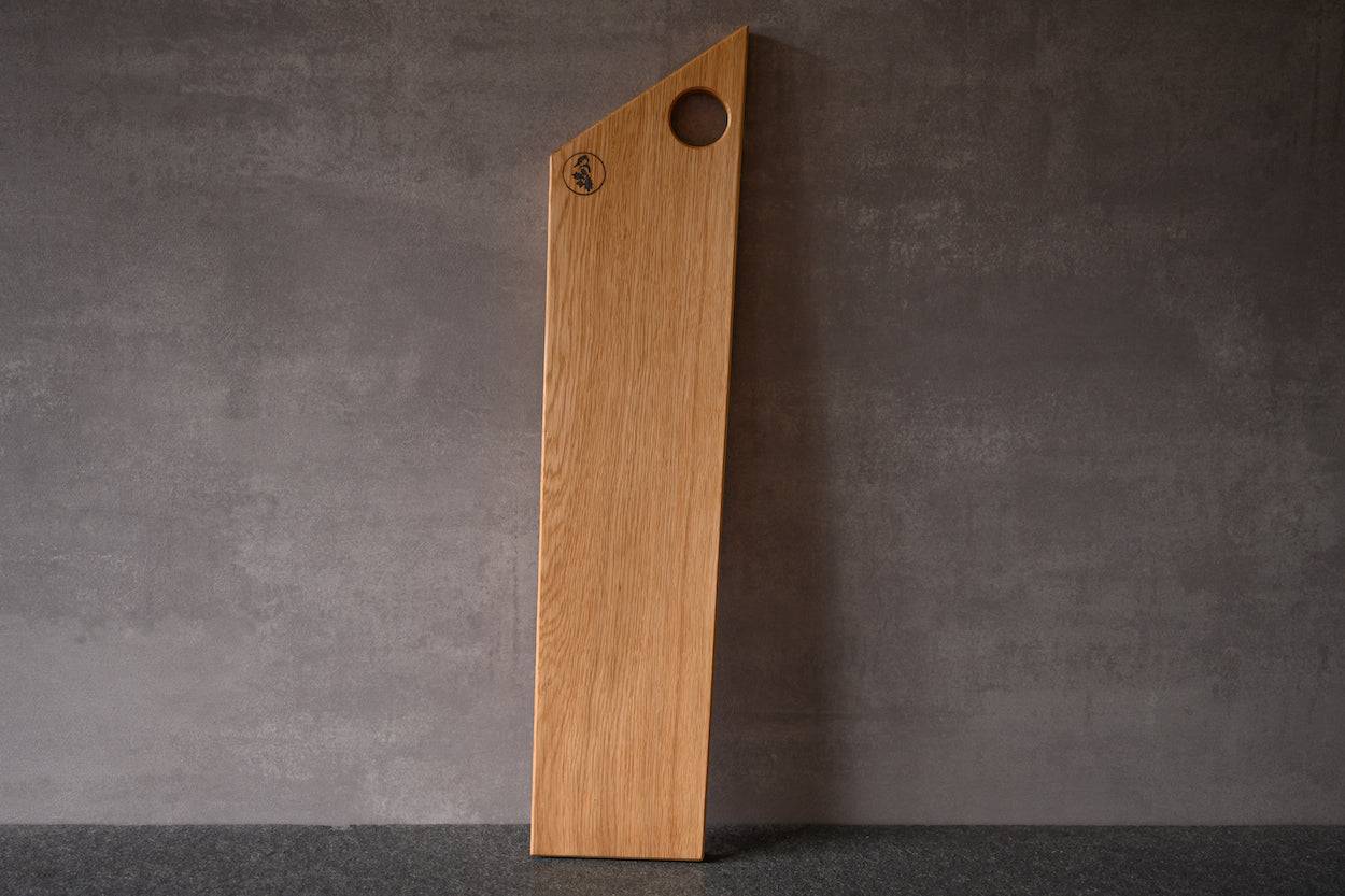 rechteckiges Servierbrett aus einem Stück Eiche mit einer Schräge