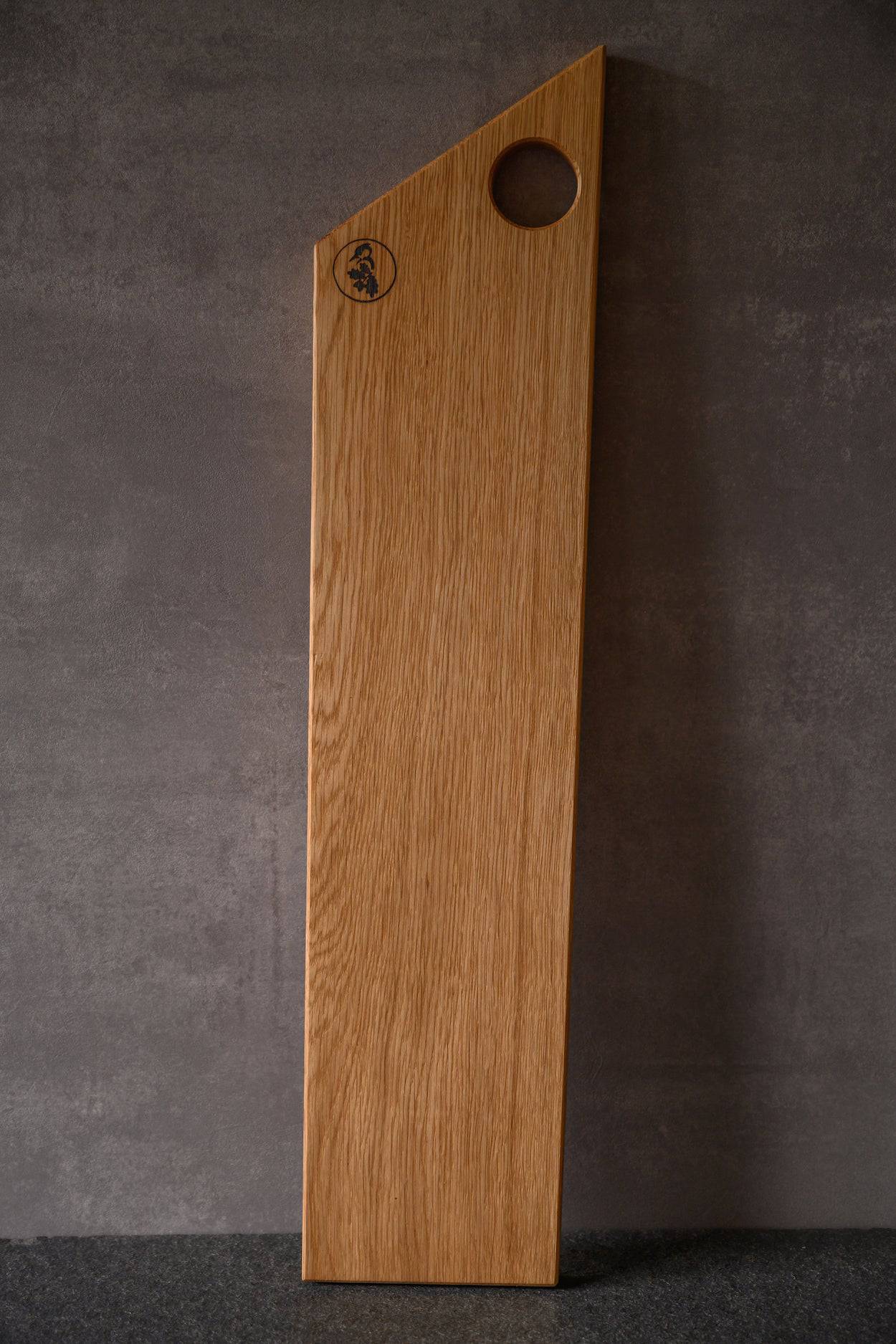 massives Schneidebrett aus einem Stück Eiche schräge Ecke und einem Loch für ein Ei