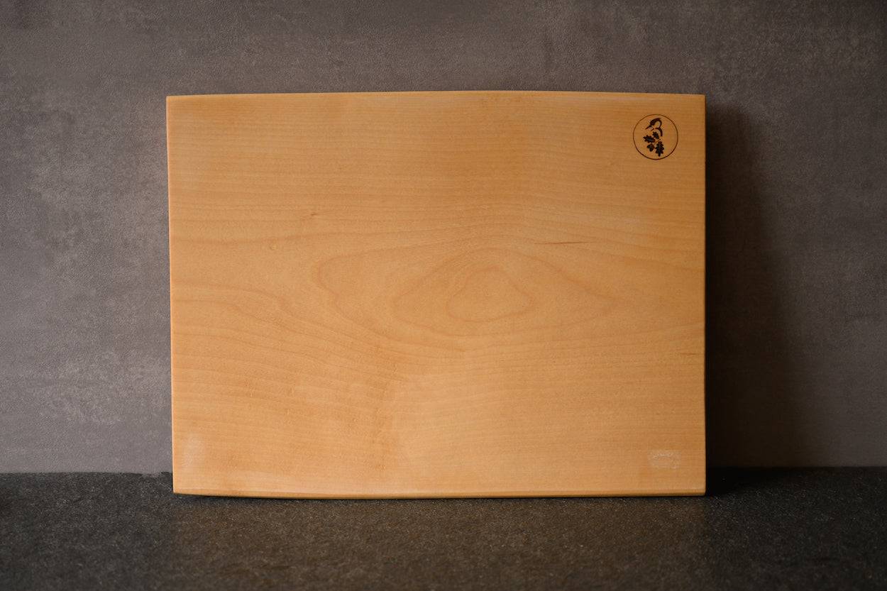 Schneidebrett aus einem Stück Birke mit zwei Baumkanten
