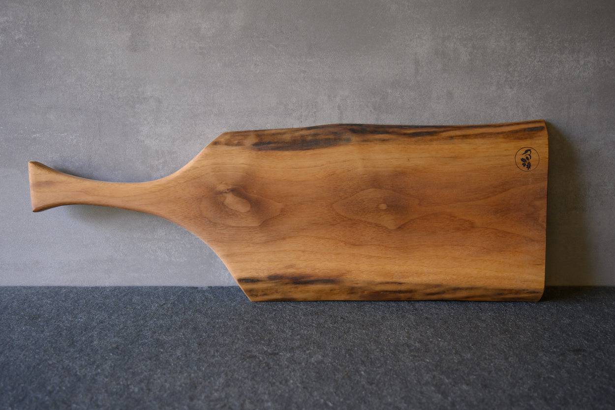 Servierbrett aus einem Stück Nussholz mit Griff