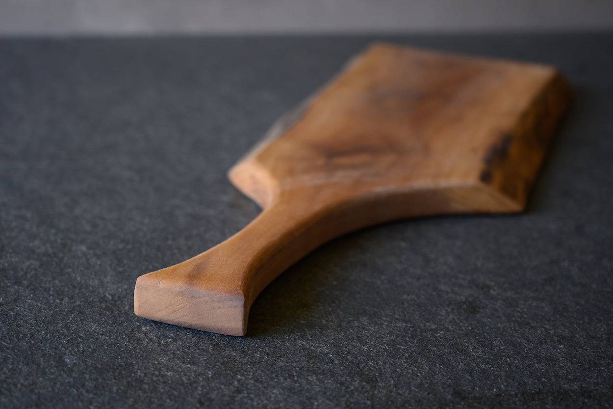 Schneidebrett mit Griff aus einem Stück Nussbaum