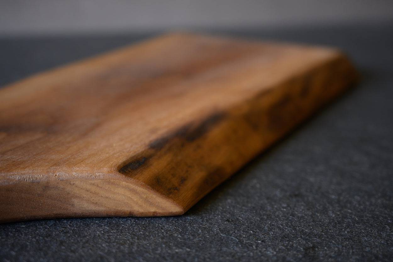Servierbrett mit Griff und Baumkante aus einem Stück Nussholz
