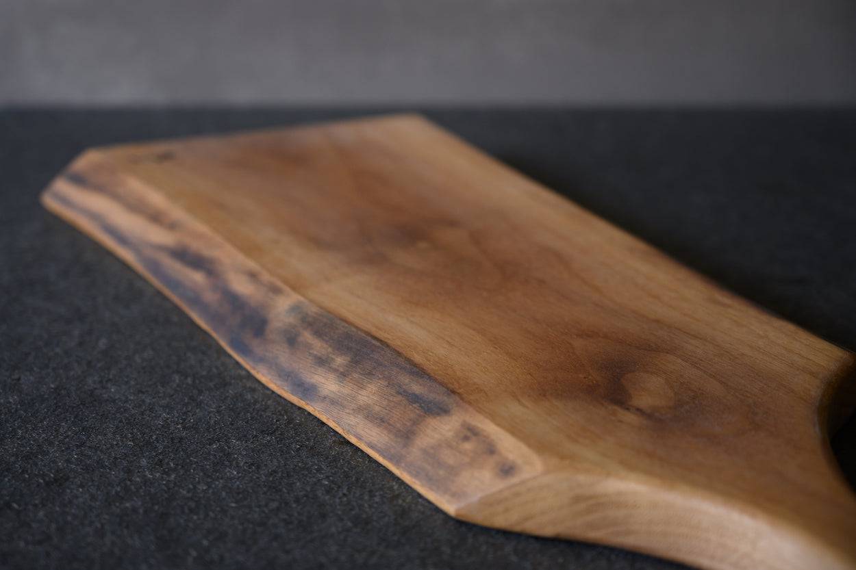 Detailansicht Baumkante Servierbrett aus Nussbaum am Stück