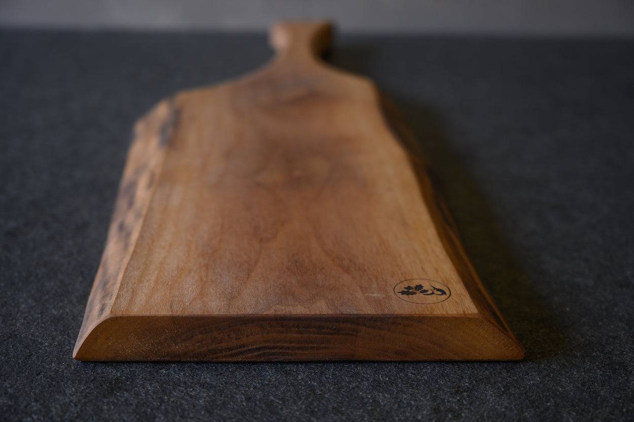 Seitenansicht Servierbrett aus einem Stück Nussholz mit Griff