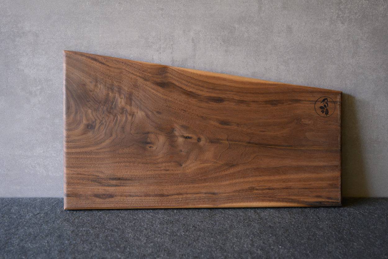 Schneidebrett aus einem Stück Nussbaum