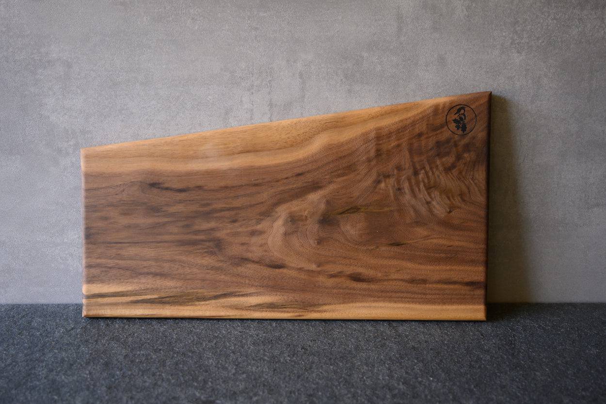 Servierbrett aus einem Stück Nussbaum