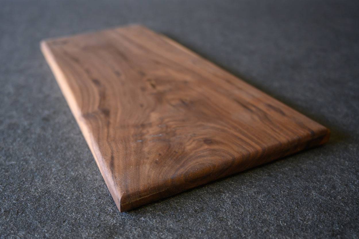 Detailansicht Maserung Schneidebrett aus einem Stück Nussbaum