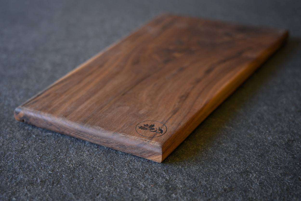 rechteckiges Servierbrett aus einem Stück Nussbaum