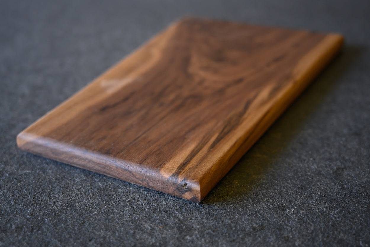 beidseitig verwendbares Brotzeitbrett aus einem Stück Nussbaum