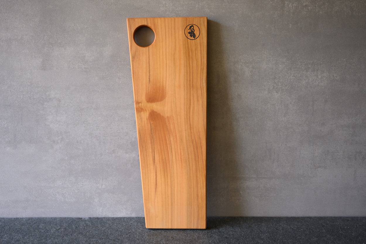 Servierbrett aus einem Stück Kirschbaum mit einem Loch für ein Ei