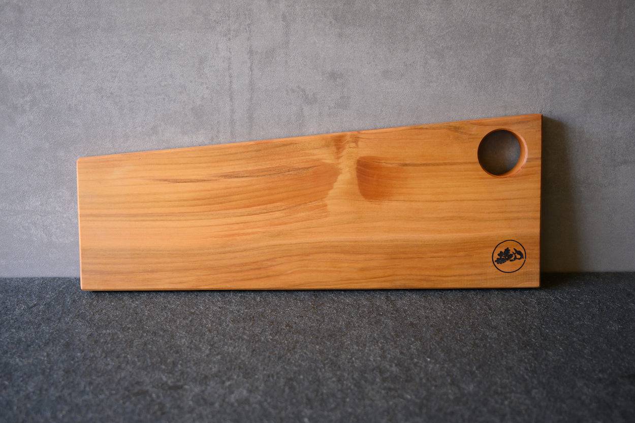 Servierbrett aus einem Stück Kirschholz mit einer Aussparung für ein Ei